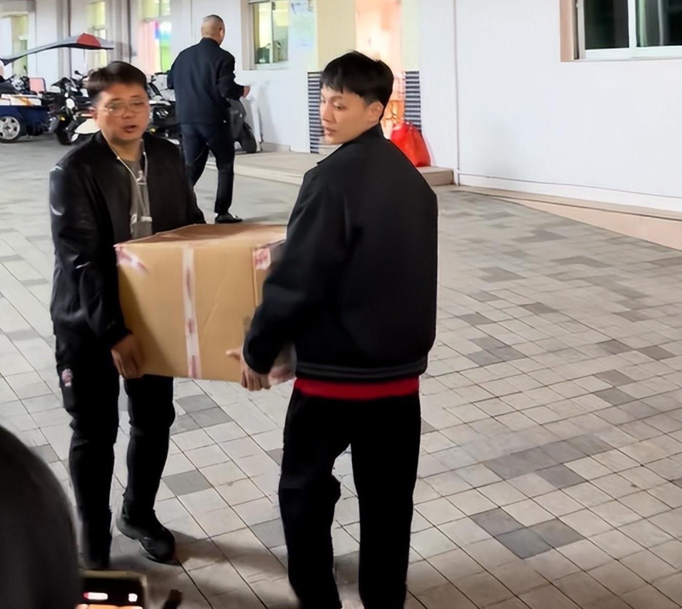 世界杯在线观看-徐杰买年货回家探望父母！随后前往男篮报到，无缘与上海的淘汰赛